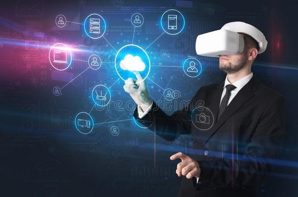男人采用VirtualReality虚拟现实眼镜和社会的媒体观念偶像