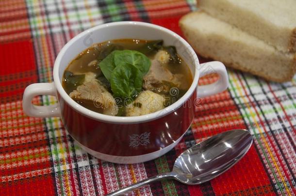 牛肉汤和菠菜和小米.亚美尼亚的烹饪-Flol