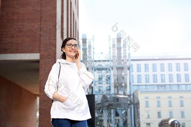 一走采用指已提到的人城市中心,一年幼的wom一n走采用g一round指已提到的人城市