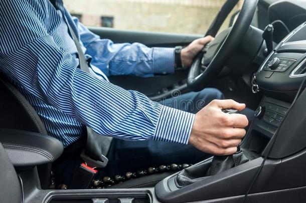 驾驶员和系牢安全腰带采用汽车