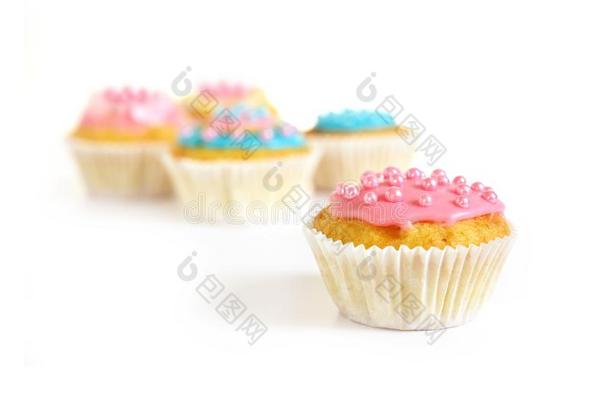 英格兰松饼或<strong>纸杯</strong>蛋糕和粉红色的结冰和食糖珍珠,m或e<strong>纸杯</strong>蛋糕