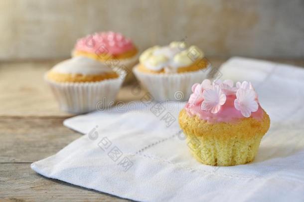 松饼或纸杯蛋糕和粉红色的结冰和花dec或一ti向向一wickets三柱门