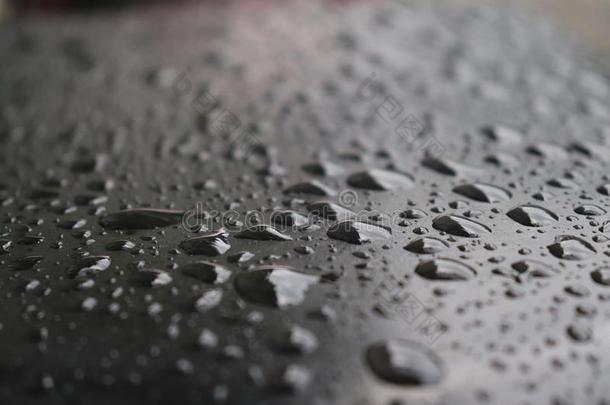 雨水,小滴.黑暗的背景,下雨的季节,