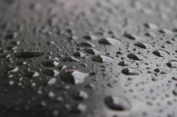 雨水,小滴.黑暗的背景,下雨的季节,