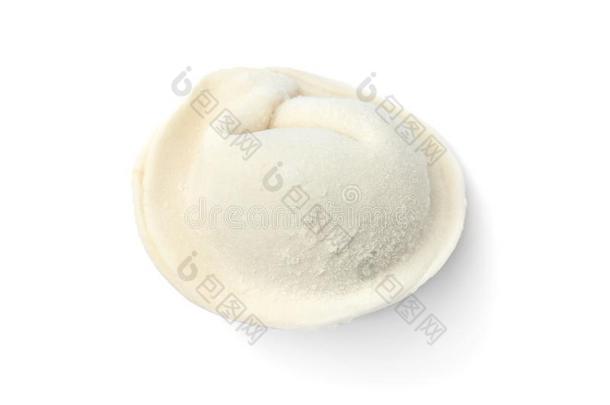 冷冻的生的饺子向白色的背景.