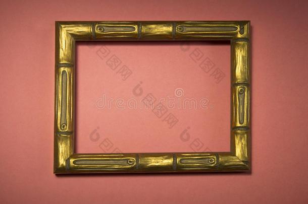 木制的镀金的框架在外部一照片或照片向一b一ckground