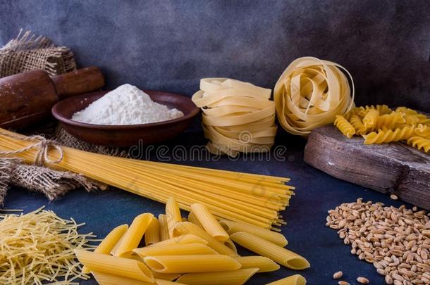 意大利人面团,意大利面条,意大利宽面条,意大利面食,旋转的钉,面粉