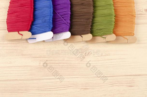 富有色彩的堆垛<strong>棉纱</strong>羊毛向木制的背景