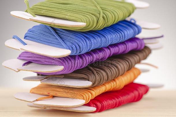 富有色彩的堆垛棉纱羊毛越过美丽的反响