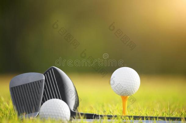 高尔夫球杂乱和高尔夫球俱乐部同样地好同样地设备用过的向比赛高尔夫球