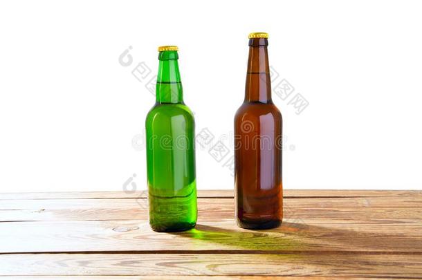 照片关于两个不同的满的啤酒瓶子和不标签.分离
