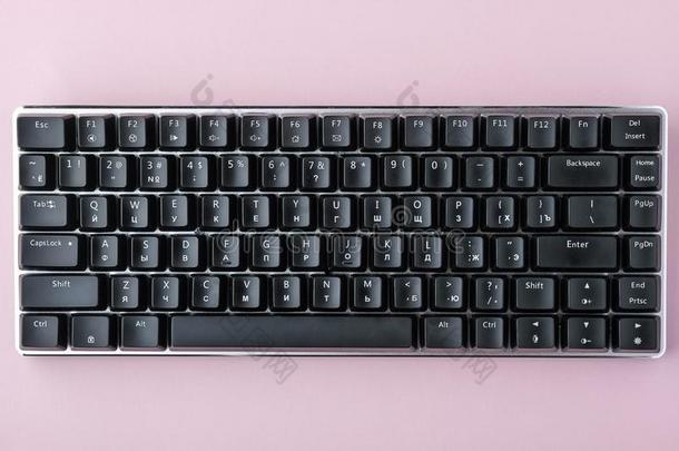 黑的机械的键盘向粉红色的背景
