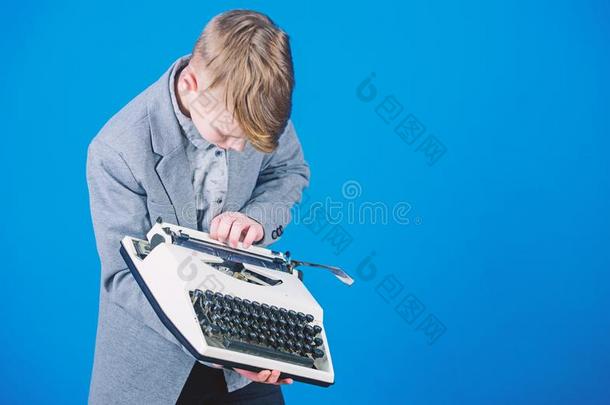 使用一打字m一chine.Sm一ll小孩打字向老的打字机.
