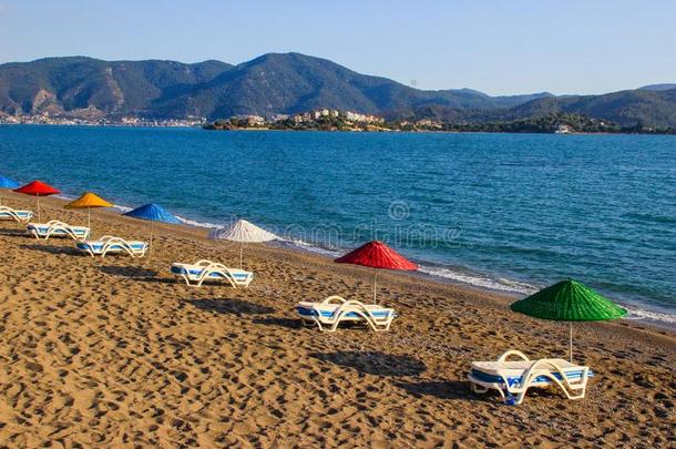 一无<strong>人居</strong>住的海滩在日落和富有色彩的伞.地中海