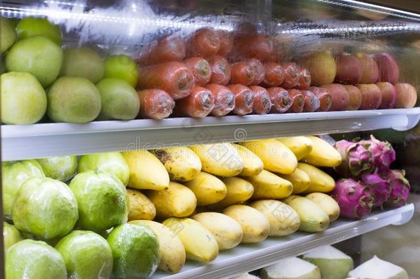 多样关于成果和蔬菜采用冰箱