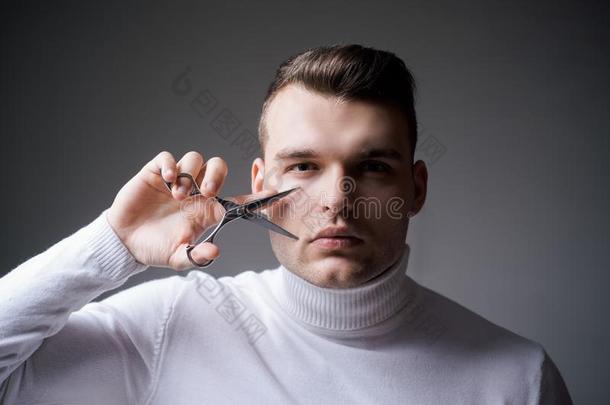 大男子气概的确信的理发师将切开头发.理发店服务观念.专业人员