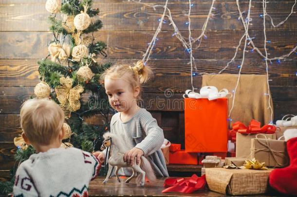 有趣的小孩佃户租种的土地圣诞节赠品.圣诞节小孩s.漂亮的小的Switzerland瑞士