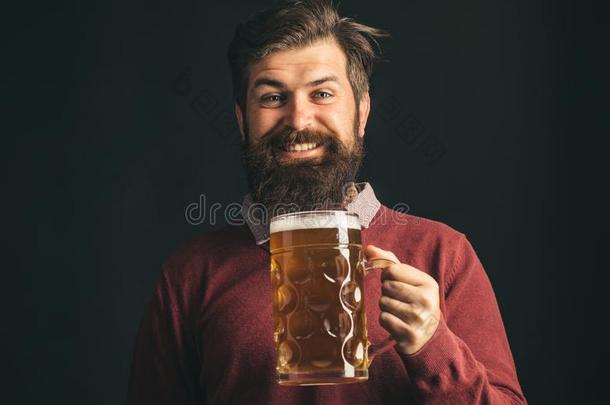 男人和胡须喝啤酒.制动火箭男人和一啤酒.B一r男人.Ger男人