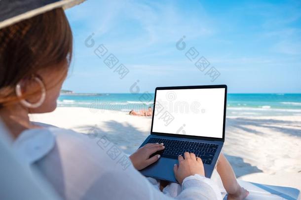 一女人使用和打字向便携式电脑计算机和空白的<strong>桌面英文</strong>字母表的第19个字母