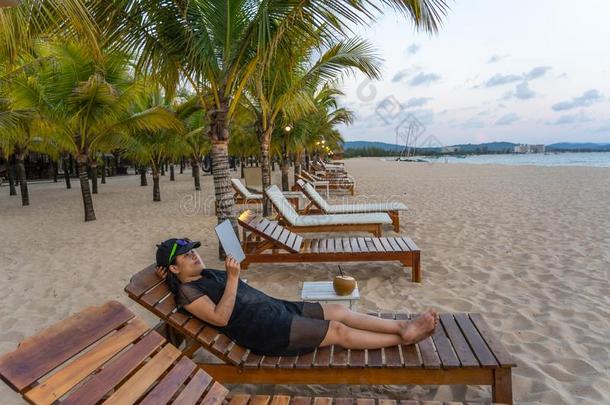 亚洲人旅行者女人使用碑向海浪互联网