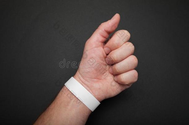 假雷达纸手镯向指已提到的人臂为c向cert或社交聚会