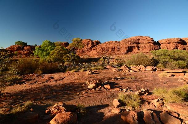 君主峡谷边走风景.潮汐国家的公园.酷寒北风