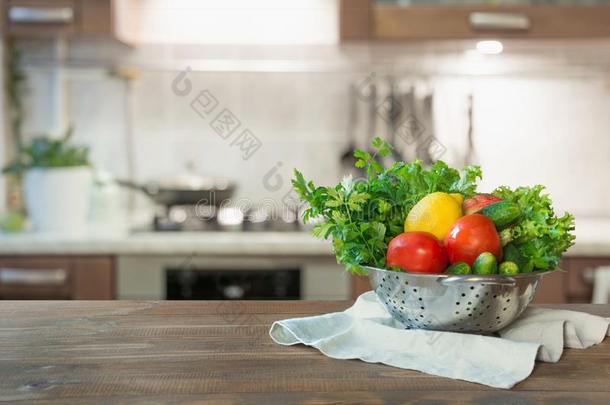 现代的厨房和新鲜的蔬菜向木制的<strong>桌</strong>面,空间英语字母表的第6个字母