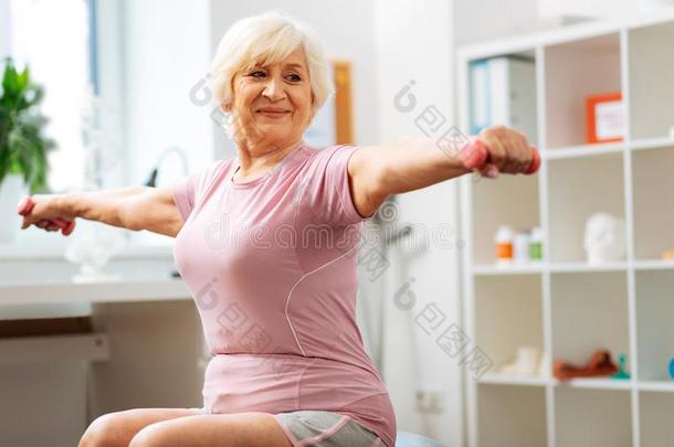 高兴的上了年纪的女人享有她有关运动的锻炼
