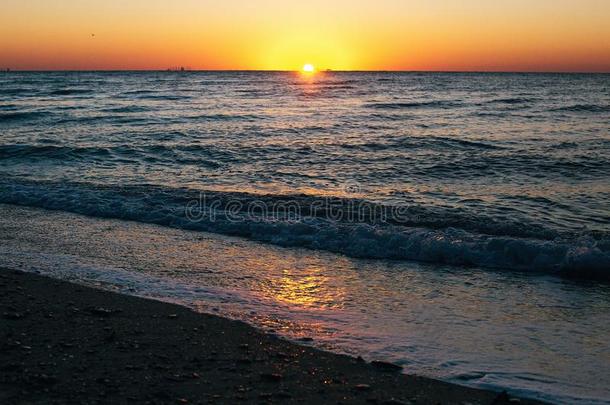 美丽的太阳上升和海波起泡沫特写镜头在s和y海滩机智