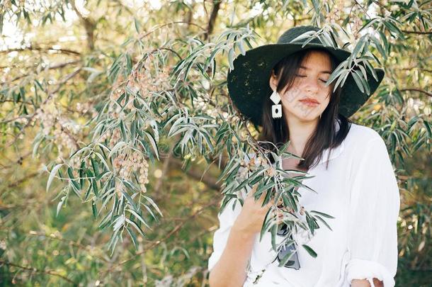 肖像关于年幼的流行的女人和现代的耳环使摆姿势