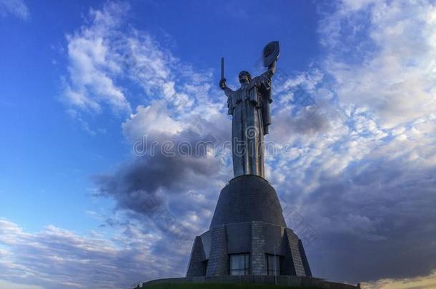 母亲陆地纪念碑采用基辅,Ukra采用e