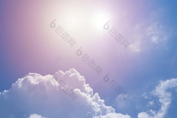 特写镜头看法关于阳光照射的天和美丽的积云云