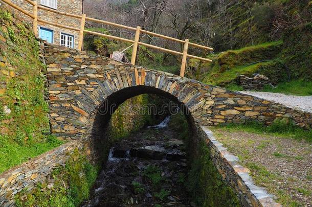 一<strong>石头桥</strong>采用一老的村民采用葡萄牙