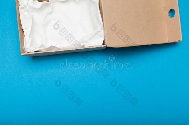 敞开的米黄色传送盒,尤指装食品或液体的)硬纸盒剪下物.复制品空间为文本