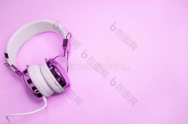 音乐背景和紫色的耳机.