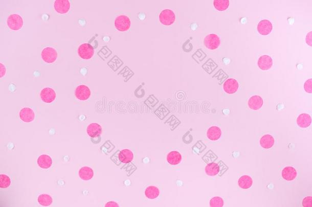 粉红色的背景和粉红色的圆形的五彩纸屑.