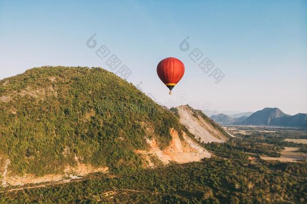 热的天空气球越过石灰岩地区常见的地形小山一起偷歌曲完成河,先锋