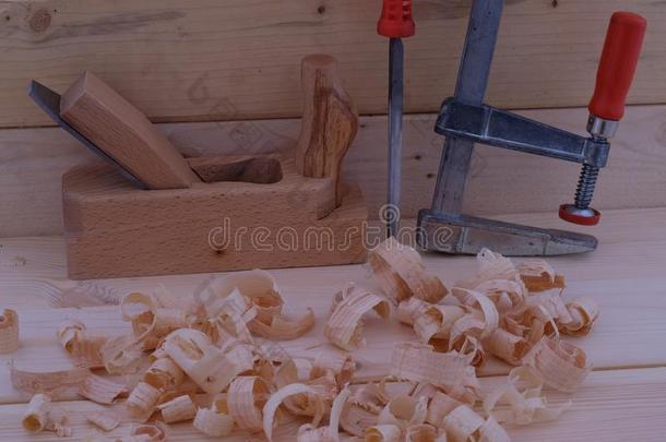 木屑和刨工,夹钳和提出