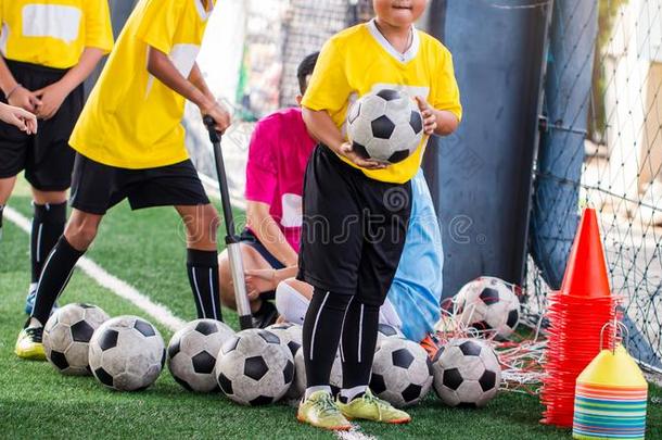 小孩<strong>足球</strong>球和<strong>足球训练</strong>设备向绿色的人造的