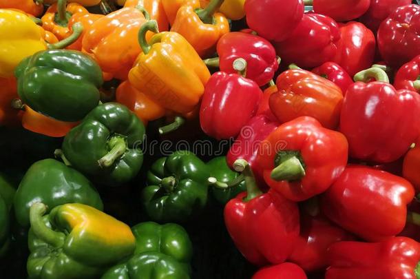 蔬菜-红色的红辣椒绿色的红辣椒和桔子红辣椒