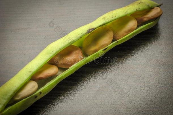 特写镜头关于干的干燥的宽阔的豆种子采用新鲜的绿色的宽阔的豆