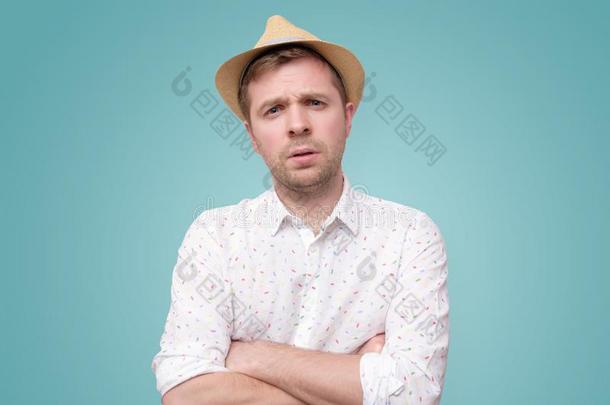 年幼的男人采用夏帽子frown采用gshow采用g<strong>不相信</strong>或怀疑.