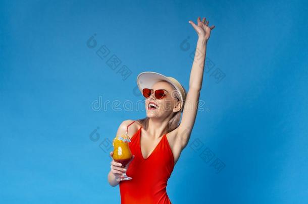 漂亮的女孩采用游泳衣和太阳镜Enjoy采用g热带的鸡尾酒
