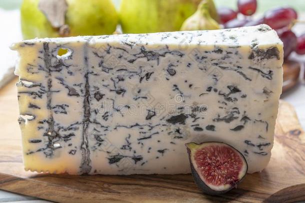 干酪的一种皮坎特意大利人蓝色奶酪,使从不穿衣服牛的
