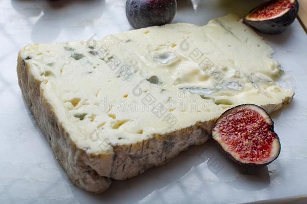 干酪的一种悦耳而柔和的记号意大利人蓝色奶酪,使从不穿衣服牛的