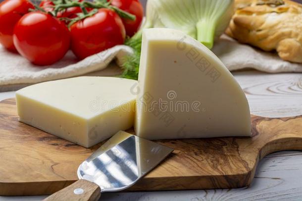 意大利人奶酪,波萝伏洛干酪悦耳而柔和的记号奶牛奶酪从仓敷维尼纶serve的过去式wickets三柱门