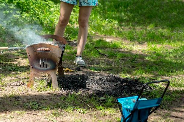 barbecue吃烤烧肉的野餐烧烤和烟向自然,烧烤腊肠