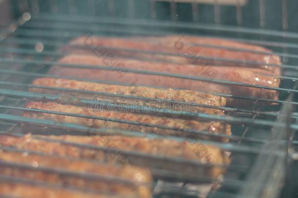 barbecue吃烤烧肉的野餐烧烤和烟向自然,烧烤腊肠