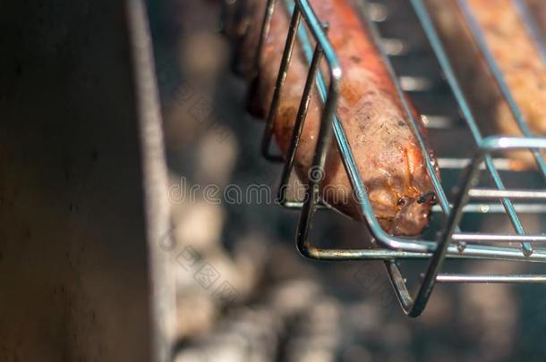 barbecue<strong>吃</strong>烤烧肉的野餐<strong>烧烤</strong>和烟向自然,<strong>烧烤</strong>腊肠