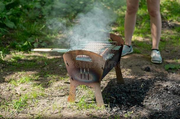 barbecue吃烤烧肉的野餐烧烤和烟向自然,烧烤腊肠